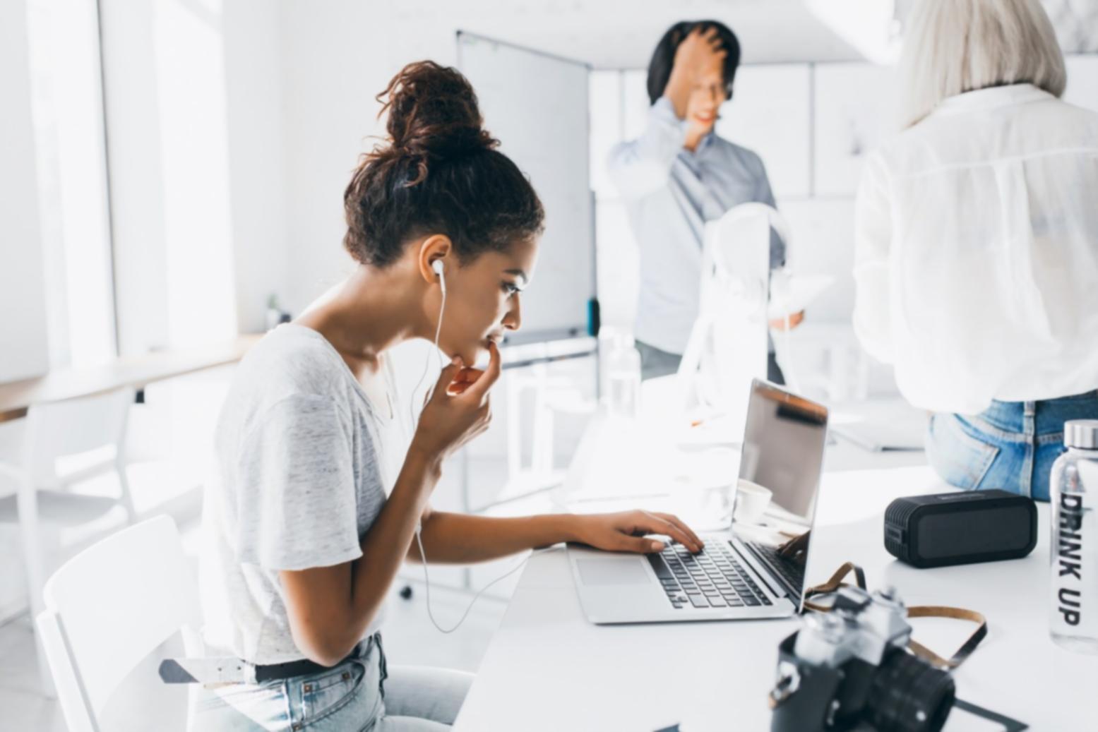 Participante aplicando técnicas de ahorro durante ejercicio práctico